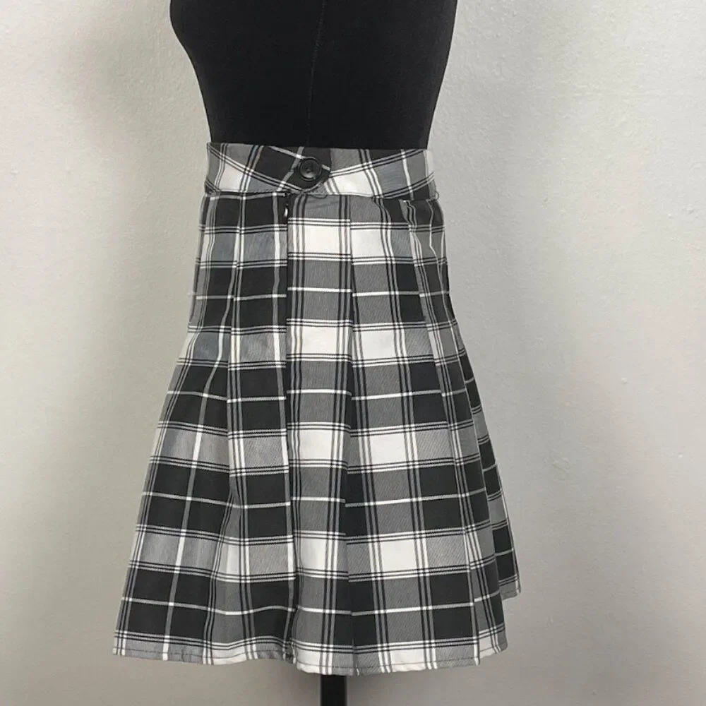 Classic Black & White Pleated Plaid Mini Skirt - Picture 2 of 4